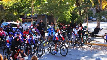Las postales de la unión entre el ciclismo y la religión para llegar a Sarmiento
