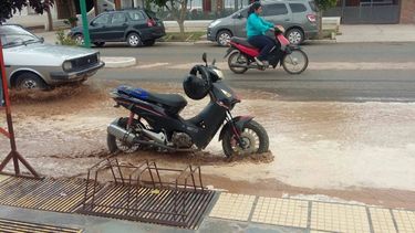 Por las lluvias, las defensas cedieron y una crecida llegó a Barreal