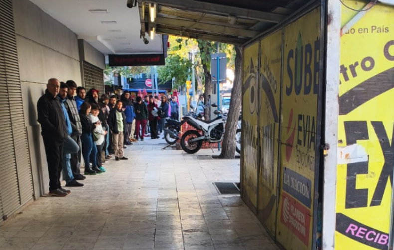 Una larga fila en General Acha y Rivadavia.