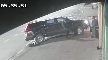 El sicario frente a su víctima. Captura de una cámara de seguridad de la zona en Concepción (Chile).