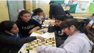 Alumnos sanjuaninos crearon sus propios tableros y fichas de ajedrez y ganaron un torneo.