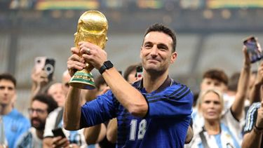 El beso de un periodista sanjuanino con Lionel Scaloni en Córdoba: el video