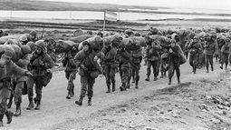 Su madre sufre de cáncer y para ayudarla remata una reliquia de la Guerra de Malvinas