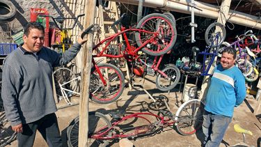 Reviven bicis abandonadas para regalárselas a los chicos