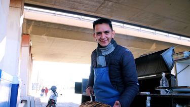 Cuarteto, humor y tortilla a la parrilla: los secretos del cordobés que la rompe en San Juan