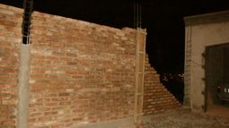 Los sanjuaninos, a favor de la pared que separa un barrio de una villa