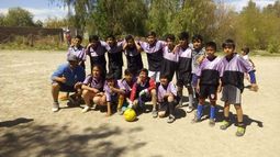 Una escuelita de fútbol que ayuda a sacar niños de la calle necesita un transporte para poder jugar