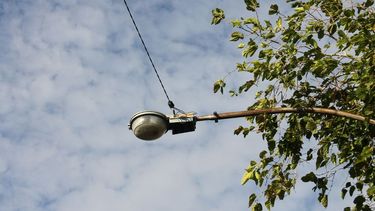 Denuncia Whatsapp: un poste quedó colgado de un cable