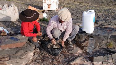 Un acto de fe y amor en medio de la tormenta: vecinos subieron a las Sierras Azules y reconstruyeron la gruta que había sido vandalizada