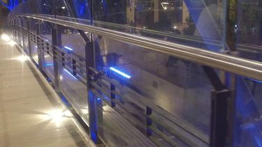 Como en París: aparecieron “candados del amor” en el Puente Cívico