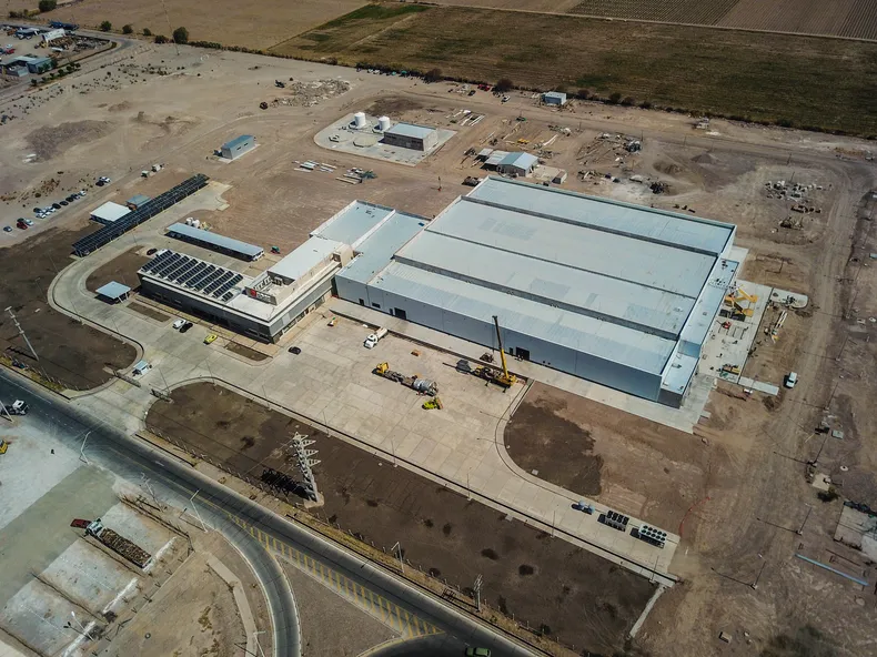 La fábrica de paneles solares en San Juan espera hace años para poder producir. En 2026 se espera que se dé este logro.