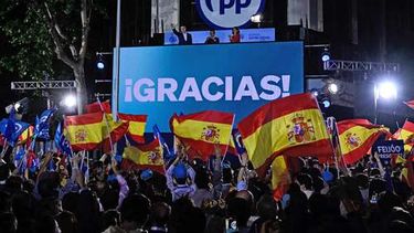 España: arrasó la derecha, y Pedro Sánchez adelanta las elecciones