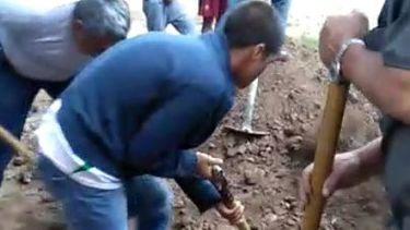 Familiares debieron cavar la fosa y enterrar el muerto porque en el cementerio no los esperaban