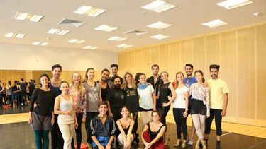 Vicky Balanza moldea orgullosa una de las caras sanjuaninas de La Traviata