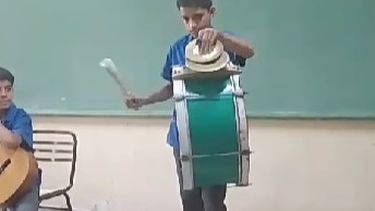 Un hincha puyutano la descosió tocando el bombo en una escuela sanjuanina