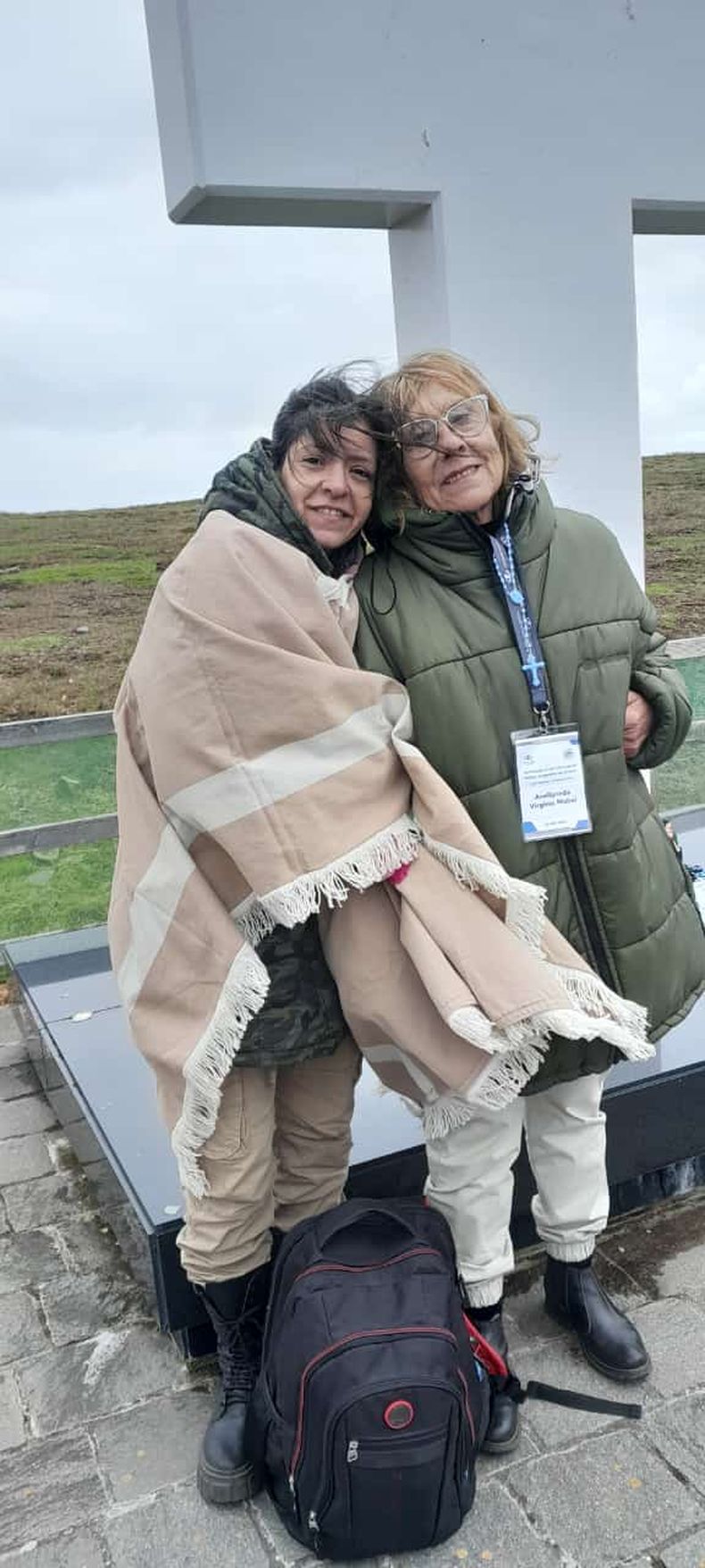 Virginia Avellaneda y su hija Estefanía, en el Cementerio de Darwin, donde rezaron por Hugo Llanos, cuyos restos descansan en el fondo del mar, tras el hundimiento del ARA General Belgrano.