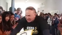 Así fue la despedida del profe ciclista en una escuela de Rivadavia, tras su jubilación
