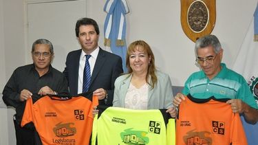 Uñac entregó indumentaria deportiva al Sindicato de Prensa