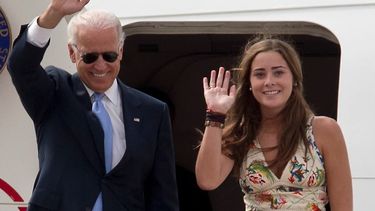 Joe Biden, presidente de EEUU, y su nieta Naomi, durante un viaje.