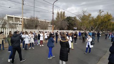Médicos del Rawson protestaron por la separación del cargo de dos directivos