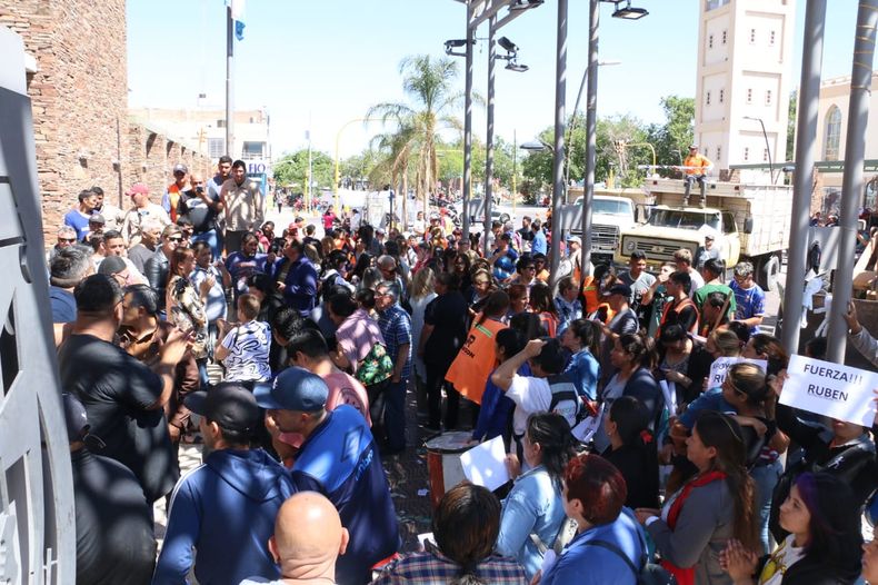 Mientras sucedía la interpelación, fuera del palacio municipal de Rawson habían una gran cantidad de personas manifestado, pero también apoyando a Rubén García