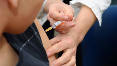 Salud asegura que hay vacunas contra la meningitis