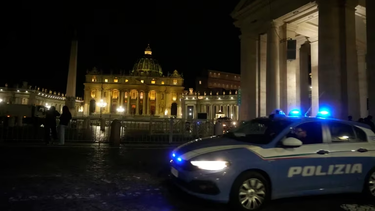 Un hombre irrumpió con su auto en El Vaticano, lo frenaron a los tiros y quedó detenido