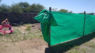 Indignación en Valle Fértil por cómo entierran a los muertos de Covid-19