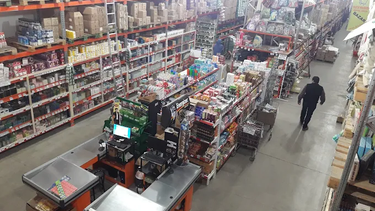 La distribuidora de Santa Lucía en la que se produjo el robo millonario durante la madrugada de este jueves. La distribuidora de Santa Lucía en la que se produjo el robo millonario durante la madrugada de este jueves.