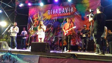 Rivadavia en colores: una multitud vivió una dinámica noche de carnaval