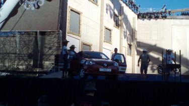 El auto de la reina la espera en el escenario