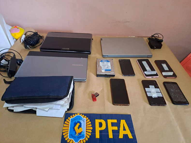 Algunas de los objetos secuestrados en hechos de pornografía infantil. Algunas de los objetos secuestrados en hechos de pornografía infantil.