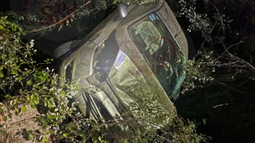 Se quedó dormido al volante, impactó con un pilar de la luz y terminó volcando en un zanjón de Santa Lucía. Foto: radio Del Sur. Se quedó dormido al volante, impactó con un pilar de la luz y terminó volcando en un zanjón de Santa Lucía. Foto: radio Del Sur.