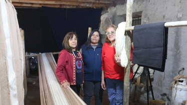 Cristina Brizuela (dcha), junto a María y Faustina, en en taller donde día tras días ponen en valor el arte del tejido a telar