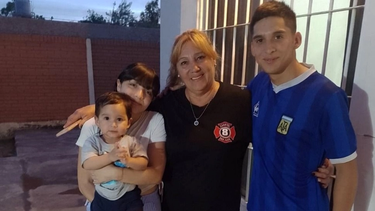 Rosa, la bombera pocitana, junto a Lucas, el niño al que le salvó la vida. (Foto: gentileza Bomberos) Rosa, la bombera pocitana, junto a Lucas, el niño al que le salvó la vida. (Foto: gentileza Bomberos)