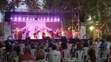 Talentosa orquesta sanjuanina tocó en vivo para una nutrido público en pleno centro
