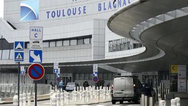 Seis aeropuertos de Francia han sido evacuados ante la amenaza de atentados.