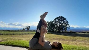 Yoga con perros, la particular propuesta que una profesora ofrece en San Juan.