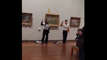 Dos activistas del ambientalismo llenaron de sopa una conocida obra de arte