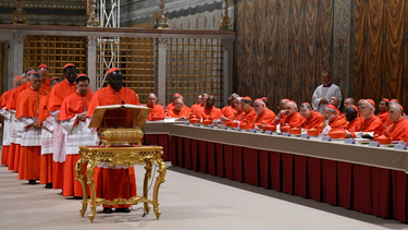 Los cardenales en sus puestos en la Capilla Sixtina próximos a votar en Cónclave. Foto: AP