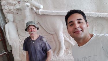 El sanjuanino y huarpe David Zalazar en Albese con Cassano, junto al artista Raffaele Beretta.