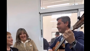 El imperdible momento que regaló el gobernador Marcelo Orrego, guitarra en mano: Ayer pasé por tu casa