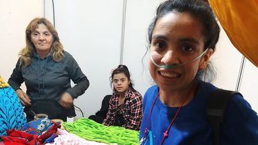 Tiene EPOC desde que nació, hace almohadones para vender y su sueño es conocer al Gobernador