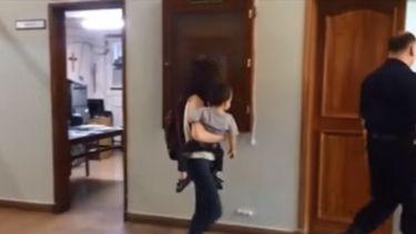 El niño entregado en Tribunales quiere ver a su madre, pero ella no