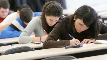 Para la IA, cuáles son las 5 carreras con mayor salida laboral para estudiar en San Juan