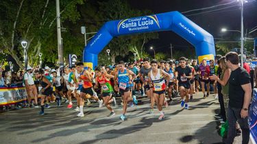 Santa Lucía corrió de noche, con una multitudinaria participación popular