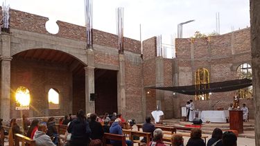 La iglesia que se está construyendo sirvió de escenario para las misas de la Novena de San Expedito.