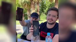 Dos integrantes de la familia realizan su apuesta durante la comida que compartieron en San Juan.