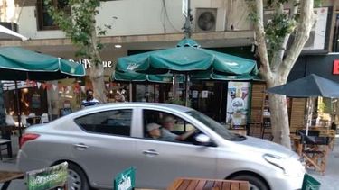 Sorpresón: dos abuelos en auto pasearon por el medio de la Peatonal