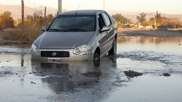 El agua se llevó un auto en Rivadavia